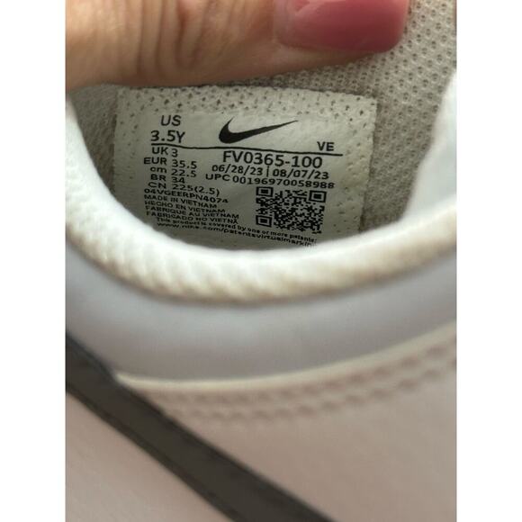 Nike Youth White Dunk Low 'Reflective Swoosh' Lace Up Sneaker Shoes Size 3.5 - Picture 5 of 7